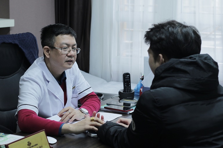 Lương y Đỗ MInh Tuấn đang thăm khám cho bệnh nhân mắc bệnh sinh lý nam