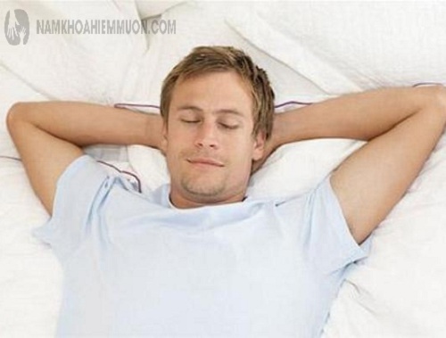 Ngủ ngửa là tư thế phù hợp với nam giới phòng bệnh yếu sinh lý