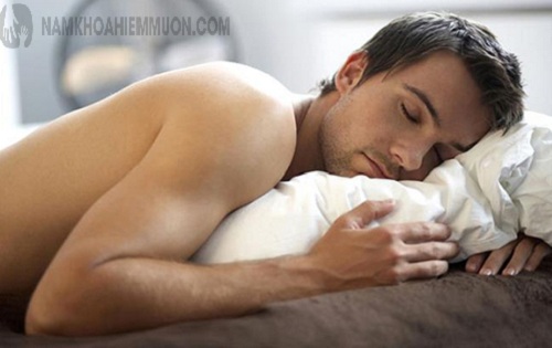 Ngủ sấp khiến dương vật bị chèn ép dễ gây yếu sinh lý