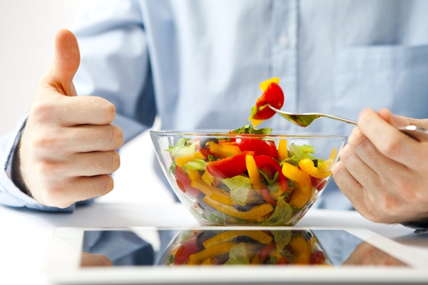 Bên cạnh các thực phẩm bổ dưỡng, cần cân bằng chế độ ăn với nhiều rau xanh, trái cây