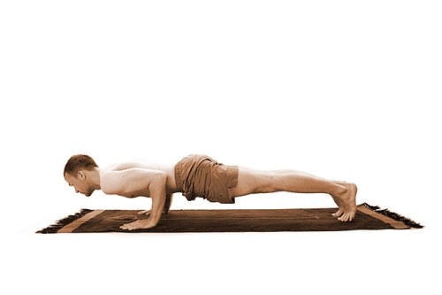 Tư thế tấm ván trong yoga chữa yếu sinh lý