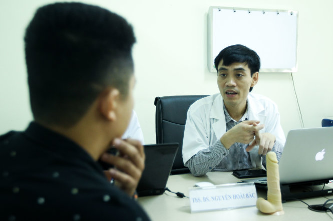 Hình ảnh bác sĩ Nguyễn Hoài Bắc đang thăm khám cho bệnh nhân