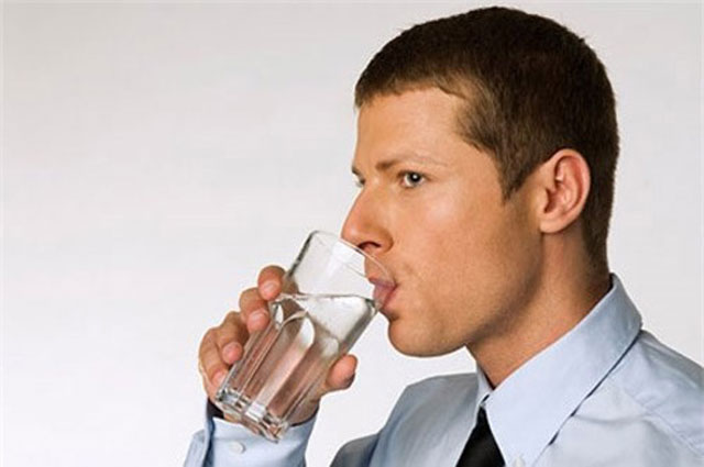 Uống nhiều nước mỗi ngày để phòng tránh bệnh viêm bàng quang