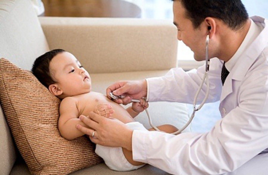 Cho trẻ đi khám bác sĩ ngay khi có dấu hiệu để không gây biến chứng nguy hiểm