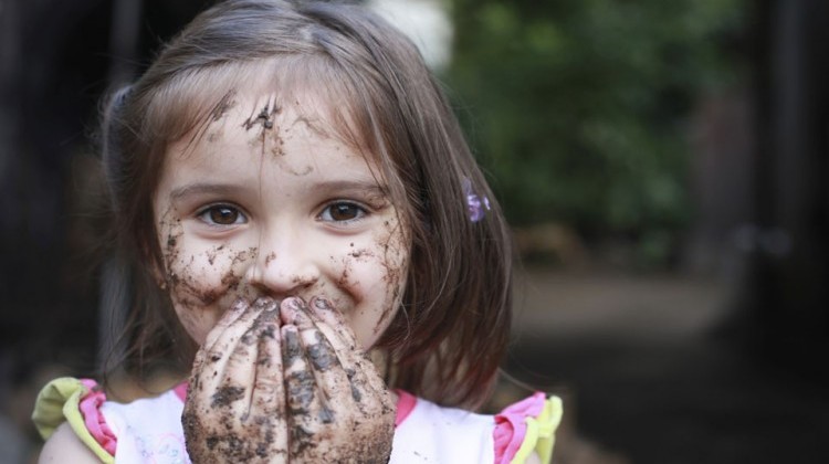 Trẻ thường xuyên tiếp xúc với đất bẩn là nguyên nhân viêm niệu đạo ở trẻ em