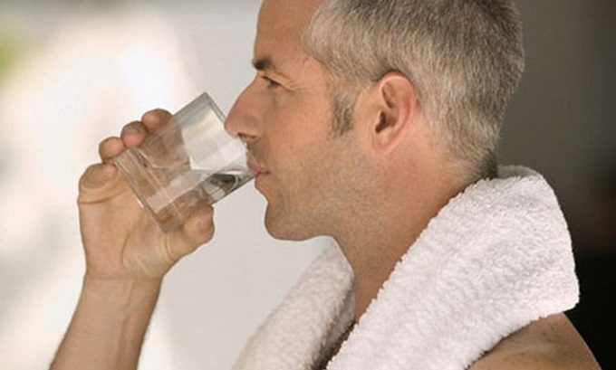 Uống nhiều nước rất tốt cho việc chữa liệt dương