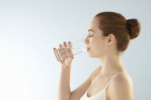Uống nhiều nước là một trong những cách phòng tránh tiểu buốt ở phụ nữ