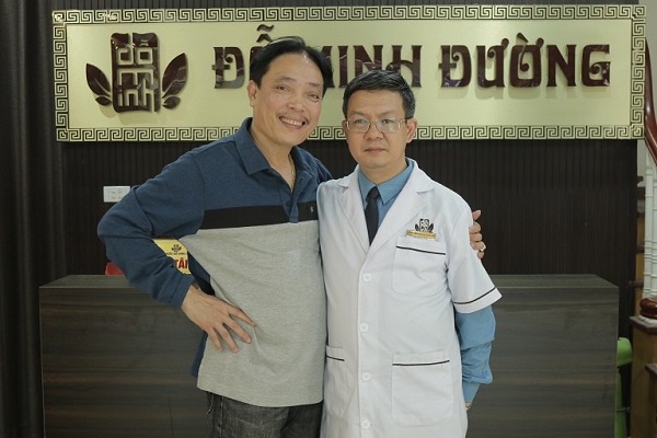 NSƯT Minh Tuấn chụp ảnh lưu niệm cùng bác sĩ Đỗ Minh Tuấn