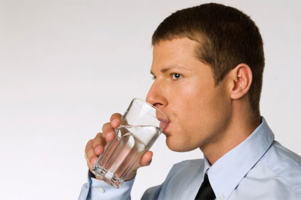 Bác sĩ khuyên người bị phì đại tuyến tiền liệt nên uống nhiều nước