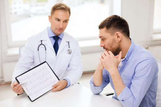 Khi bị đau tinh hoàn, nam giới cần đến bệnh viện để bác sĩ thăm khám và điều trị gấp