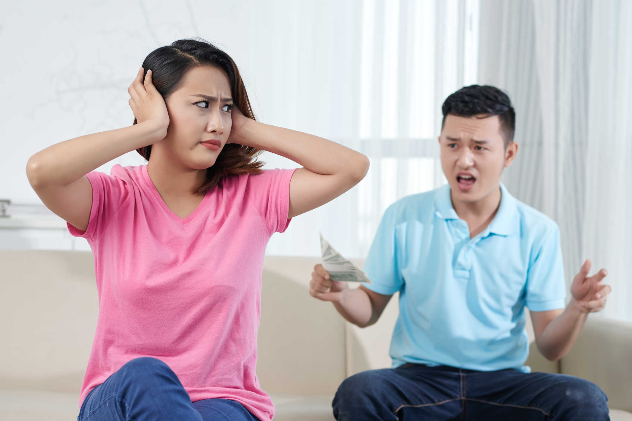 Mâu thuẫn gia đình do bất đồng trong sinh hoạt vợ chồng