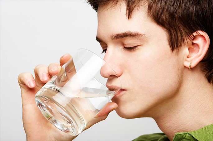 Uống nhiều nước là cách phòng tránh hiện tượng tiểu xong hơi buốt