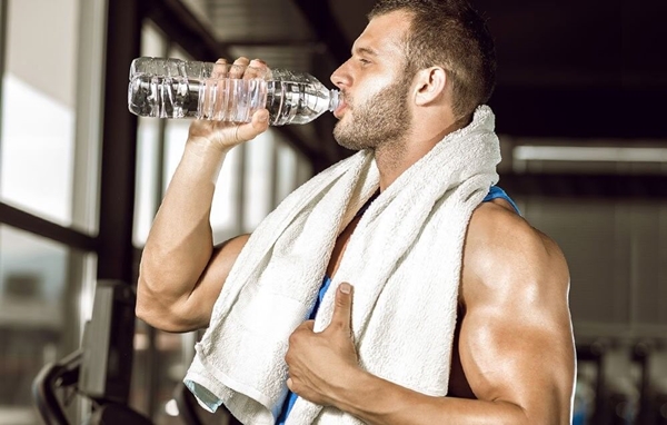 Uống đủ nước giúp đường tiết niệu làm việc tốt hơn