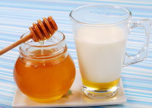 Sữa pha mật ong chữa yếu sinh lý phái mạnh