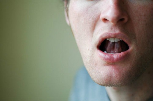 Ấn lưỡi quanh vòm miễng là mẹo chống xuất tinh khi quan hệ hiệu quả