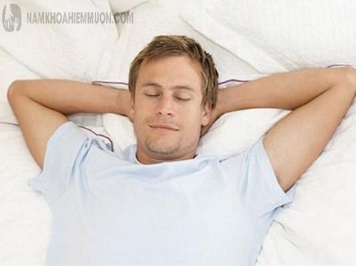 Nam giới nên ngủ ở tư thế nằm ngửa để hạn chế di tinh