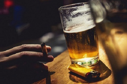 Các quý ông cần chế rượu bia và thuốc lá để phòng tránh bệnh liệt dương