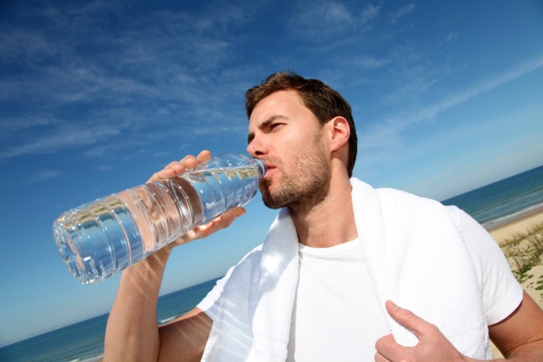 Cần uống đủ lượng nước mỗi ngày để thanh lọc và giải độc cơ thể