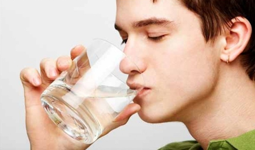 Người bị viêm bàng quang nên uống nhiều nước mỗi ngày để thanh lọc cơ thể
