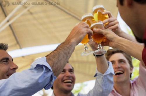 Nam giới làm kinh doanh thường phải tiệc tùng, rượu bia nhiều gây ảnh hưởng sức khỏe tình dục